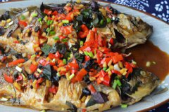 回鍋鯽魚：口感濃郁 營養豐富 肉嫩湯美